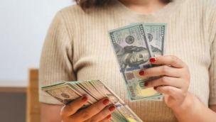 Los argentinos mantienen el ahorro en dólares pero eligen bancarizar sus divisas