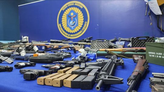 Piden que vaya a juicio la banda que desvió más de 740 armas a mercados ilegales: hay un policía implicado