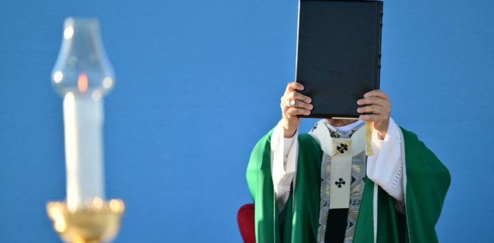 El papa León XIV preside una misa en el puerto de Rimini durante una visita pastoral.