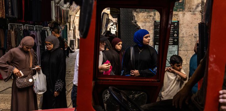 Fieles musulmanes compran artículos mientras se reúnen para las celebraciones del Mawlid al-Nabi, el aniversario del nacimiento del profeta Mahoma, en la Ciudad Vieja de Jerusalén.