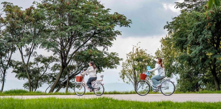 Imagen de personas circulando en bicicleta por el corredor ecológico del lago Erhai, en Dali, en la provincia de Yunnan, en el suroeste de China. El corredor ecológico del lago Erhai ha entrado en su temporada alta de turismo durante las vacaciones de verano, con el ciclismo convirtiéndose en una opción popular para que muchos visitantes recorran el lago y se acerquen a la naturaleza. Las autoridades locales han estado mejorando continuamente la infraestructura y los servicios de apoyo a lo largo del corredor para crear más experiencias culturales y turísticas.