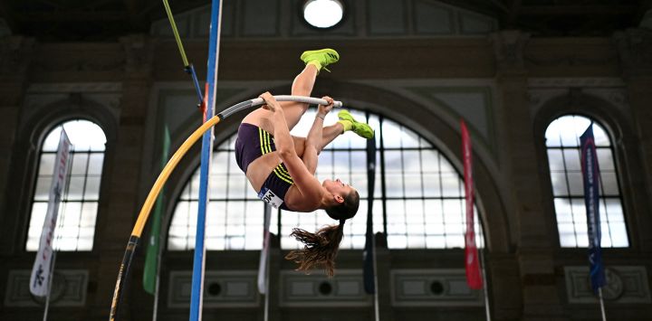 La estadounidense Hana Moll compite en la prueba de salto con pértiga femenino de la Wanda Diamond League - Weltklasse Zurich 2026, que forma parte del encuentro de atletismo de la IAAF Diamond League de World Athletics, celebrado en el Wanner Hall de la estación central de trenes de Zúrich.