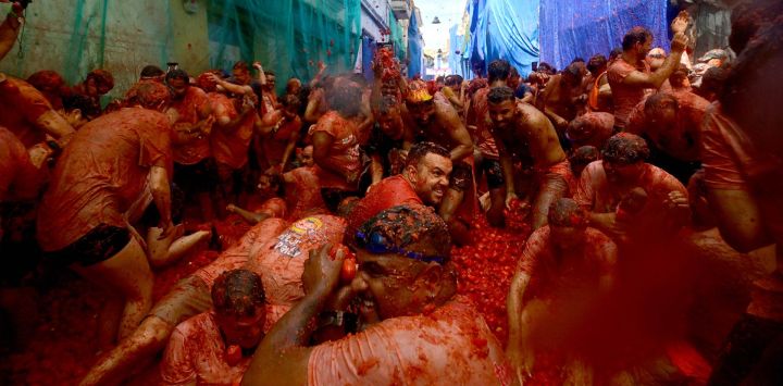 Los asistentes a la "Tomatina", la tradicional batalla gastronómica anual, participaron en la localidad española de Buñol.