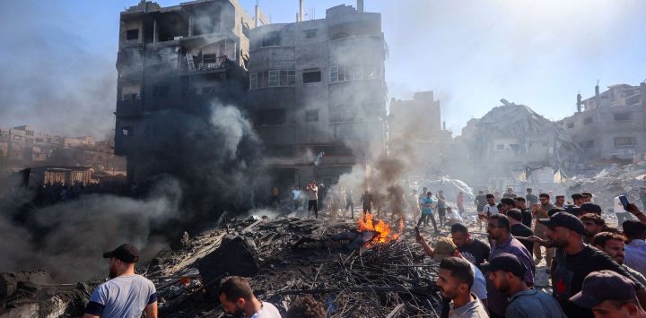 Palestinos inspeccionan los daños en el lugar de un ataque aéreo israelí en la ciudad de Gaza. Gaza sigue sumida en la violencia diaria, con el ejército israelí y Hamás acusándose mutuamente de violar la tregua vigente desde el 10 de octubre. La guerra arrasó grandes extensiones del territorio, desplazó a la mayor parte de la población al menos una vez y dejó a cientos de miles de personas viviendo en tiendas de campaña y refugios temporales.