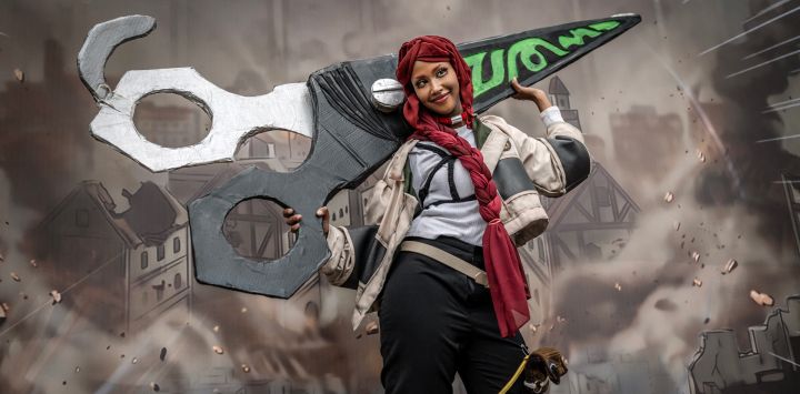 Una cosplayer vestida como Riyo, un personaje de la popular serie de manga Gachiakuta, posa para que los fans le tomen fotos durante la convención Otamatsuri en Nairobi. El entusiasmo por el mundo del cosplay está creciendo en Kenia, donde más de 4.000 personas asistieron a la convención Otamatsuri en la capital. El encuentro anual, que se celebra desde 2019, reúne a fans del anime, los videojuegos y el manga, y culmina con una competición de cosplay. El evento es un desfile de personajes de series de manga como One Piece y Naruto, entre otras, cuyos arcos argumentales inspiran a los cosplayers con temas de "perseverancia" y "renacimiento", explican, al tiempo que señalan que su comunidad todavía suele ser incomprendida en Kenia.