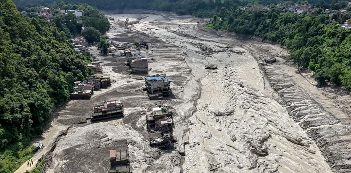 Varias casas quedaron parcialmente sumergidas en agua lodosa a orillas de un río tras las inundaciones repentinas en Trishuli Bazar, distrito de Nuwakot, Nepal. Una inundación masiva azotó el distrito de Rasuwa, al norte de Nepal, causando daños en carreteras e infraestructura eléctrica mientras las autoridades se esforzaban por evaluar la magnitud de la destrucción.
