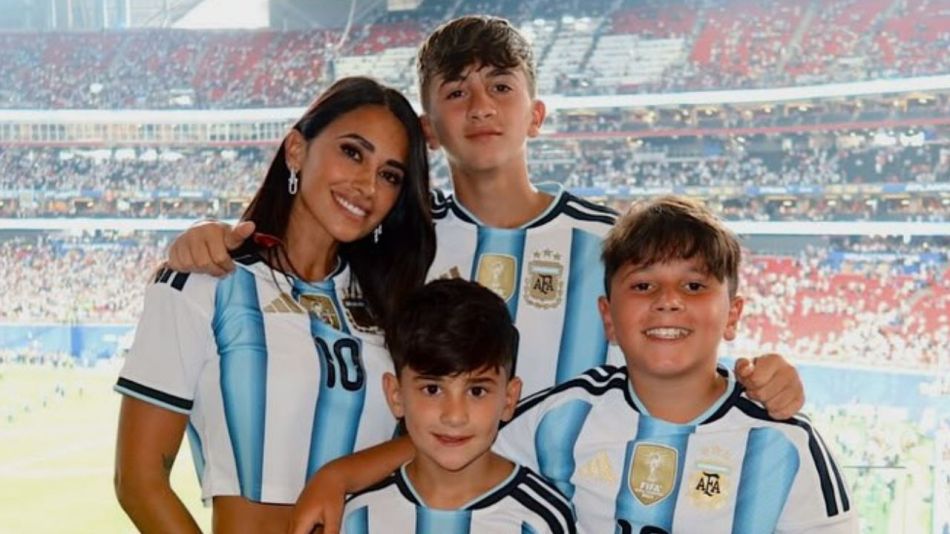 Antonela Roccuzo y sus hijos, Thiago, Mateo y Ciro