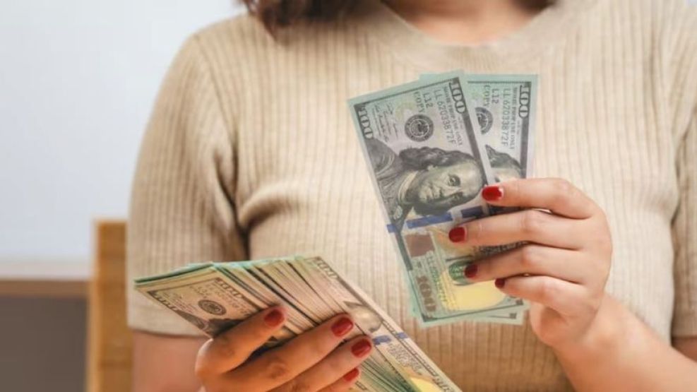 Los argentinos mantienen el ahorro en dólares pero eligen bancarizar sus divisas