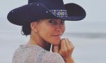 Carolina Baldini dio cátedra de estilo en las playas de Ibiza: impronta boho chic, vestido bicolor y beauty look minimalista