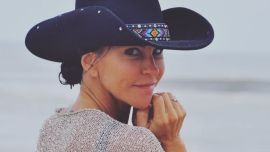 Carolina Baldini dio cátedra de estilo en las playas de Ibiza: impronta boho chic, vestido bicolor y beauty look minimalista