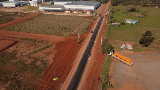 Pavimentaron el acceso a una planta maderera para potenciar el polo forestal en Corrientes