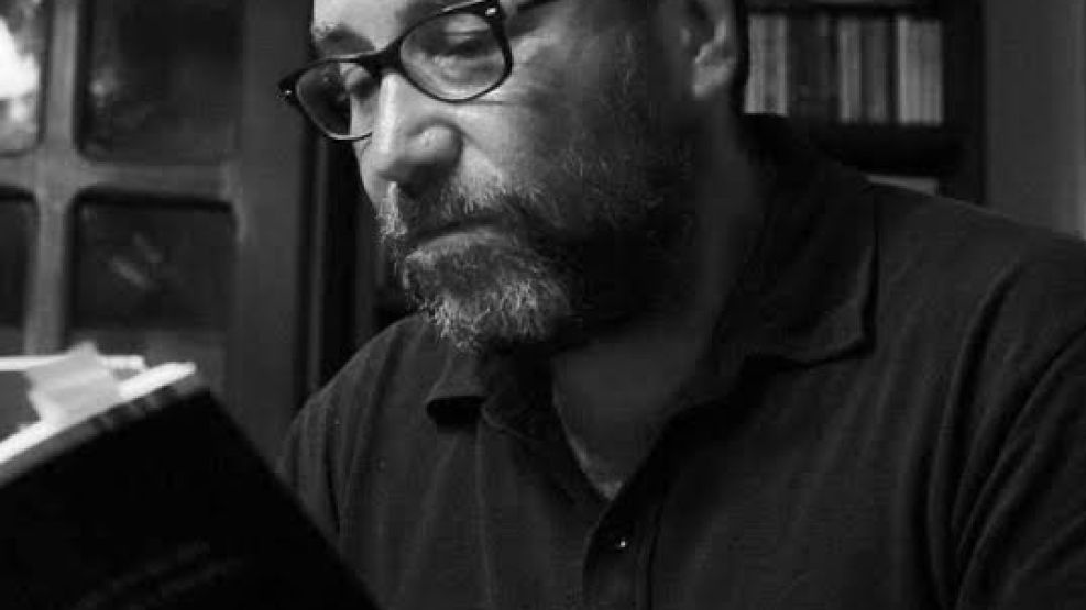 El poeta y editor Alejandro Cesario.