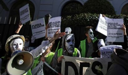 Cientos de personas protestaron frente a la casa de Peter Thiel en Buenos Aires