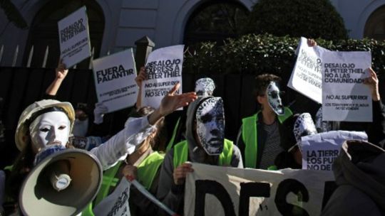 Protesta y tensión en Buenos Aires: cientos de manifestantes exigieron el "desalojo" de Peter Thiel frente a su mansión