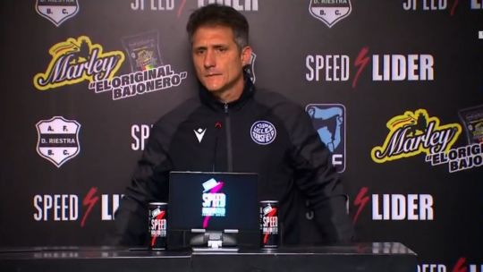 Guillermo Barros Schelotto explotó contra el arbitraje tras el empate de Vélez ante Riestra: “No pueden dirigir nunca más”