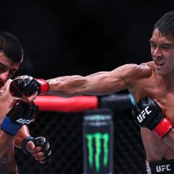 Bilal Hasan (d), de Indonesia, compite ante Nilson Rojas, de Chile, durante el combate de peso mosca de 3 asaltos de la Noche de Pelea de la UFC, en el Centro Deportivo Oriental, en Shanghai, en el este de China. | Foto:Xinhua/Li Ming