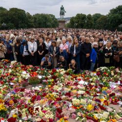 Dolientes se congregan en un improvisado altar floral para rendir homenaje al rey Harald V de Noruega, fallecido en la plaza del Palacio Real de Oslo. El rey Harald V, quien murió a los 89 años, siguió siendo una figura unificadora en su país hasta el final, un pilar de estabilidad en medio de una serie de escándalos familiares que empañaron los últimos años de su reinado. | Foto:Cornelius Poppe / NTB / AFP