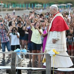 El Papa León XIV llega para asistir a una procesión de barcos en el lago Albano con motivo de la fiesta de Nuestra Señora del Lago en Castel Gandolfo. | Foto:ALBERTO PIZZOLI / AFP