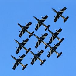 Imagen del escuadrón de acrobacias aéreas italianas Frecce Tricolori realizando una presentación durante el Salón Aeronáutico Internacional de Bucarest 2026, en Bucarest, Rumania. | Foto:Xinhua/Cristian Cristel