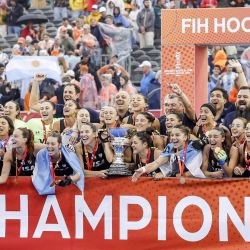 Las jugadoras argentinas celebran con el trofeo en el podio tras ganar la final de la Copa Mundial Femenina de Hockey FIH 2026 entre Países Bajos y Argentina en el Estadio Wagener de Amstelveen, al oeste de los Países Bajos. | Foto:Sem van der Wal / ANP / AFP