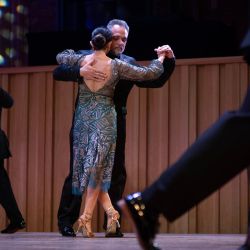 Parejas de concursantes bailan tango durante la ronda de semifinales de la categoría "Tango Pista" del Campeonato Mundial de Tango de Buenos Aires, en la Usina del Arte, en la ciudad de Buenos Aires. | Foto:Xinhua/Martín Zabala