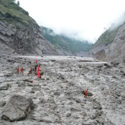 Rescatistas llevan a cabo operaciones de búsqueda y rescate en el afectado por una avalancha de lodo puerto de Gyirong, en el distrito de Gyirong, en la región autónoma de Xizang, en el suroeste de China, en la frontera entre China y Nepal. | Foto:Xinhua/Destacamento Móvil de Bomberos y Rescate de Lhasa