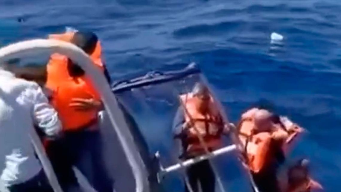 Un barco con casi 270 personas volcó frente a Chipre y activaron un operativo de rescate Un barco con casi 270 personas volcó frente a Chipre y activaron un operativo de rescate