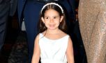 El look Princesa de Sarah Burlando en la Gala de Margarita Barrientos: diadema, moño y cola de novia