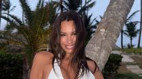 Pampita le dijo adiós a Francia con tres looks diferentes, bandera argentina y noche movida