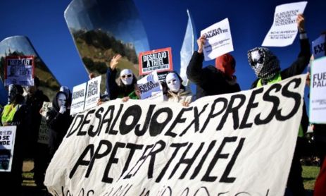 Cientos de personas protestaron frente a la casa de Peter Thiel en Buenos Aires