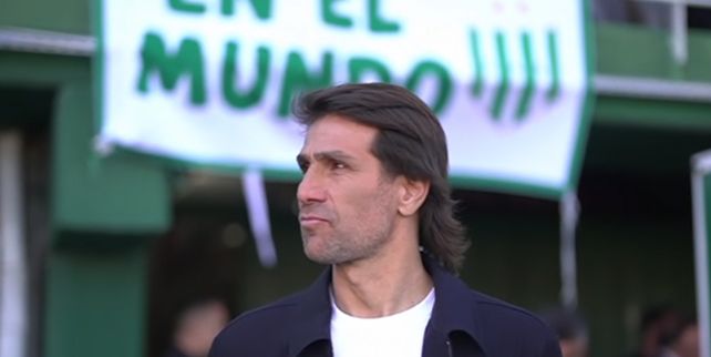 Leo Ponzio, entrando a la cancha de Banfield.