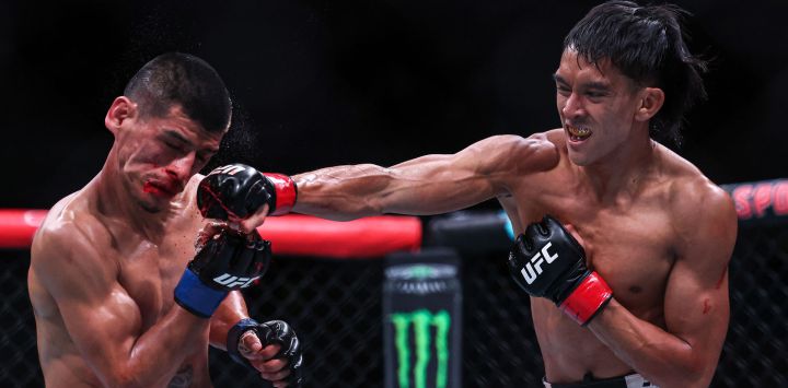 Bilal Hasan (d), de Indonesia, compite ante Nilson Rojas, de Chile, durante el combate de peso mosca de 3 asaltos de la Noche de Pelea de la UFC, en el Centro Deportivo Oriental, en Shanghai, en el este de China.