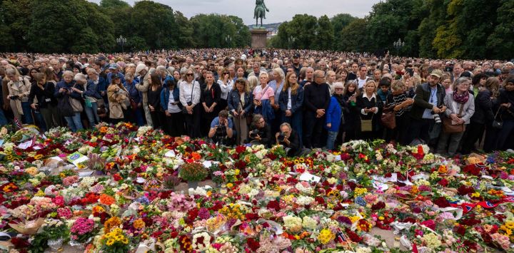 Dolientes se congregan en un improvisado altar floral para rendir homenaje al rey Harald V de Noruega, fallecido en la plaza del Palacio Real de Oslo. El rey Harald V, quien murió a los 89 años, siguió siendo una figura unificadora en su país hasta el final, un pilar de estabilidad en medio de una serie de escándalos familiares que empañaron los últimos años de su reinado.