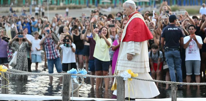 El Papa León XIV llega para asistir a una procesión de barcos en el lago Albano con motivo de la fiesta de Nuestra Señora del Lago en Castel Gandolfo.