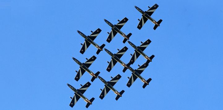 Imagen del escuadrón de acrobacias aéreas italianas Frecce Tricolori realizando una presentación durante el Salón Aeronáutico Internacional de Bucarest 2026, en Bucarest, Rumania.