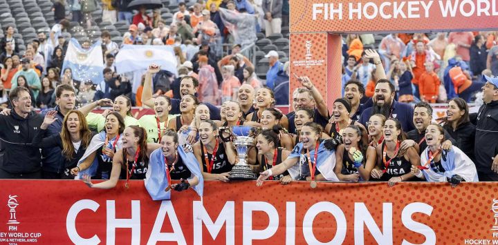 Las jugadoras argentinas celebran con el trofeo en el podio tras ganar la final de la Copa Mundial Femenina de Hockey FIH 2026 entre Países Bajos y Argentina en el Estadio Wagener de Amstelveen, al oeste de los Países Bajos.