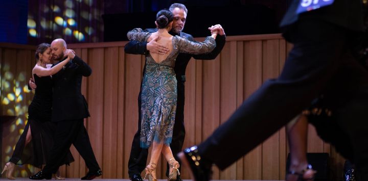 Parejas de concursantes bailan tango durante la ronda de semifinales de la categoría "Tango Pista" del Campeonato Mundial de Tango de Buenos Aires, en la Usina del Arte, en la ciudad de Buenos Aires.