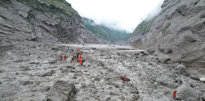 Rescatistas llevan a cabo operaciones de búsqueda y rescate en el afectado por una avalancha de lodo puerto de Gyirong, en el distrito de Gyirong, en la región autónoma de Xizang, en el suroeste de China, en la frontera entre China y Nepal.
