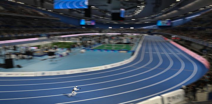 Un robot humanoide compite en la carrera de 400 metros en el segundo día de los II Juegos Mundiales de Robots Humanoides en Pekín.