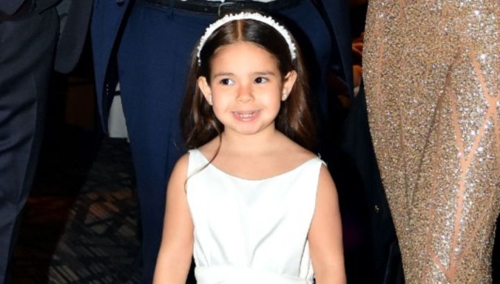 El look Princesa de Sarah Burlando en la Gala de Margarita Barrientos: diadema, moño y cola de novia