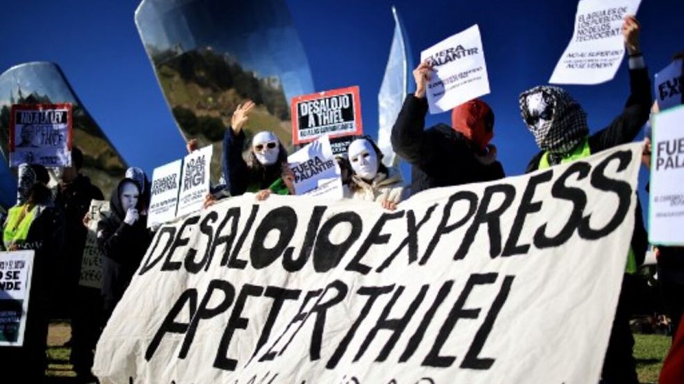 Cientos de personas protestaron frente a la casa de Peter Thiel en Buenos Aires