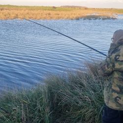 No es una pesca para impacientes porque el comportamiento del pejerrey en Las Gallinas también tiene sus particularidades. Tampoco se trata de pique constante. El pez hace sus pasadas y hay que saber esperarlo. 