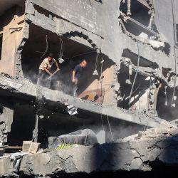 Palestinos inspeccionan los daños en el lugar de un ataque aéreo israelí en la ciudad de Gaza. Gaza sigue sumida en la violencia diaria, con el ejército israelí y Hamás acusándose mutuamente de violar la tregua vigente desde el 10 de octubre. La guerra arrasó grandes extensiones del territorio, desplazó a la mayor parte de la población al menos una vez y dejó a cientos de miles de personas viviendo en tiendas de campaña y refugios temporales. | Foto:OMAR AL-QATTAA / AFP