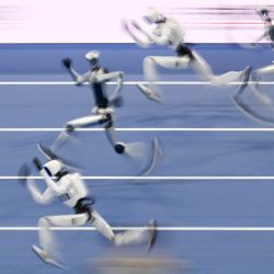 Robots humanoides compiten en la carrera de 100 metros durante los II Juegos Mundiales de Robots Humanoides en el Óvalo Nacional de Patinaje de Velocidad en Pekín. | Foto:Wang Zhao / AFP
