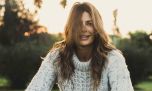 Juliana Awada marca tendencia con su look de media estación: jean, sweater tejido y blazer oversized