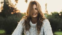 Juliana Awada marca tendencia con su look de media estación: jean, sweater tejido y blazer oversized