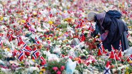Una mujer se encuentra en medio de un improvisado monumento en memoria del rey Harald V de Noruega, fallecido en la plaza del Palacio Real de Oslo. El rey Harald V, quien murió a los 89 años, fue una figura unificadora en su país hasta el final, un pilar de estabilidad en medio de una serie de escándalos familiares que empañaron los últimos años de su reinado.
