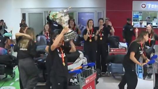 Las Leonas revolucionaron Ezeiza en su regreso a Argentina: emotivo recibimiento tras ganar el Mundial de Hockey