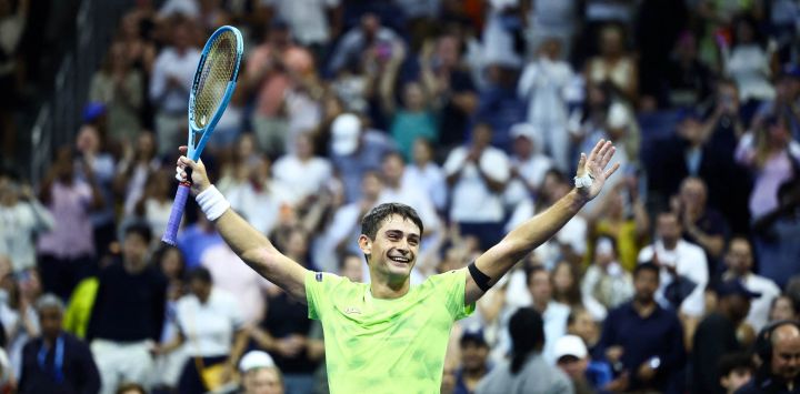 El argentino Mariano Navone celebra tras derrotar al serbio Novak Djokovic durante el partido de primera ronda individual masculino del Abierto de Estados Unidos, disputado en el Centro Nacional de Tenis USTA Billie Jean King de Nueva York.