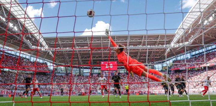 El delantero noruego del Leipzig, Antonio Nusa, anota el 2-0 ante el arquero alemán del Mönchengladbach, Moritz Nicolas, durante el partido de la Bundesliga (primera división alemana) entre el RB Leipzig y el Borussia Mönchengladbach en Leipzig, Alemania Oriental.